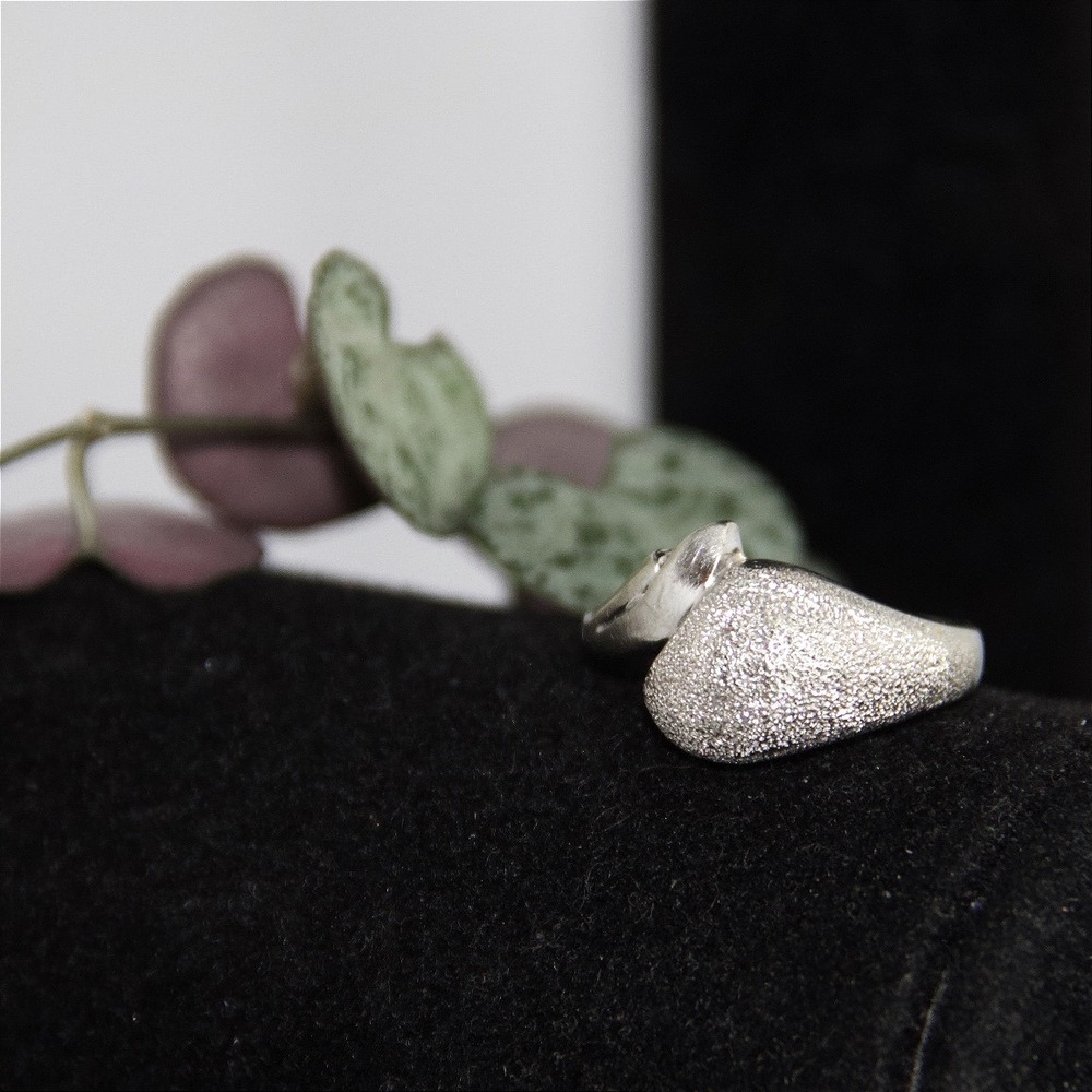 10k White Gold Stardust Textured Asymmetrical Bypass Ring Size 6.5 - Picture 3 of 9